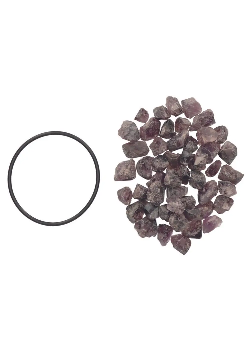 Schwarzer Gummiring und eine Ansammlung kleiner, rauer Amethyststeine auf weißem Hintergrund. Produktelemente von Judo, geeignet für verschiedene Anwendungen.